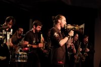 la-banda-du-dock-presente-le-bal-choregraphique-en-fanfare-image-10-1571070568-63199