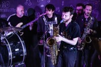 la-banda-du-dock-presente-le-bal-choregraphique-en-fanfare-image-7-1570725738-62771