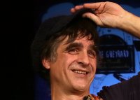 Sourire casquette et gros sourcils